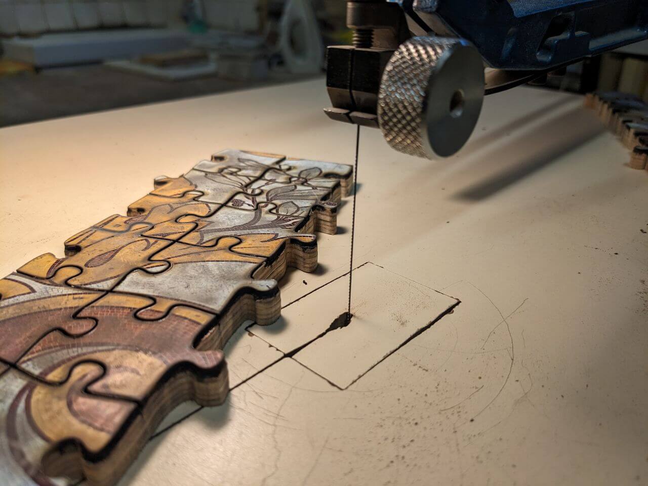 Découpe de puzzle à la scie à chantourner
